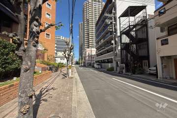 敷地東側の前面道路（南側から）