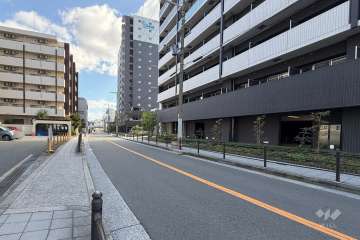 敷地南側の前面道路（東側から）