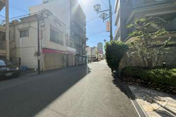敷地東側の前面道路（北側から）