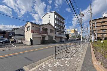 敷地北側の前面道路（西側から）