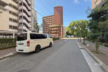 敷地北側の前面道路（東側から）