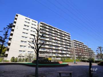 朝日プラザ千里北Ｄ棟の外観（南東側から）建物の南側は広場になっています。