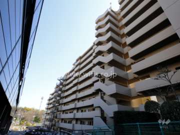 朝日プラザ千里北Ｄ棟の外観（北側から）建物北側には駐車場棟があります。