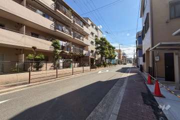 敷地西側の前面道路（北側から）