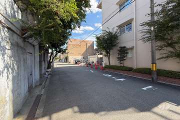 敷地北側の前面道路（西側から）