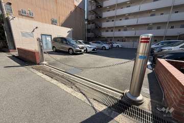 駐車場の出入口(ロボットゲート付き)