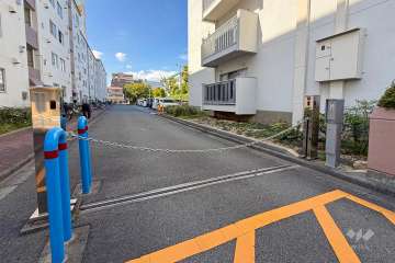駐車場の出入り口　(ロボットゲート付き)