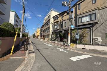 敷地東側の前面道路（南側から）　