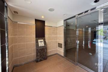 エントランスはオートロック付きです。