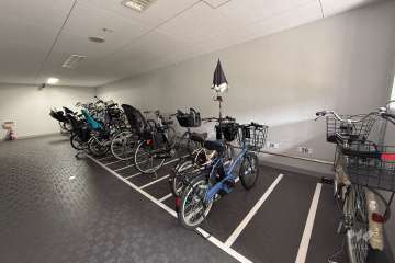 屋内に設けられた駐輪場