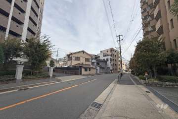 敷地南西側の前面道路（北西側から）