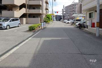 敷地西側の前面道路（北側から）
