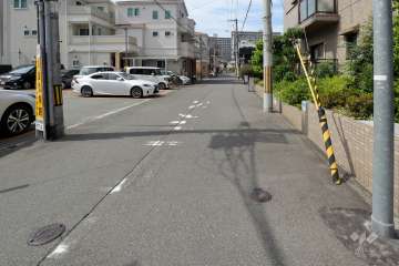 敷地西側の前面道路（南側から）