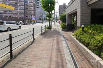敷地南側の前面道路（東側から）