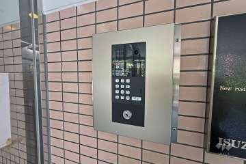 エントランスはオートロック付きです。