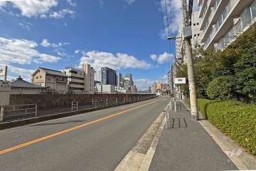 敷地南側の前面道路（東側から）