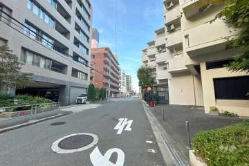 敷地西側の前面道路