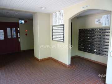 エントランスホールと共用ポスト