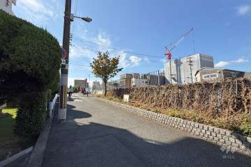 敷地西側の前面道路