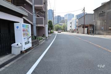 敷地北側の前面道路（東側から）