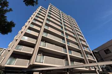 大阪城公園グリーンマンションの外観（南西側から）