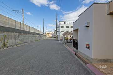 敷地の西側前面道路（南側から）