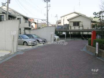 敷地内駐車場とバイク置き場