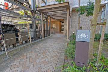 屋内に設けられた駐輪場の出入り口