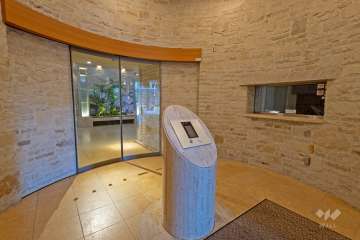 エントランスはオートロック付きです。