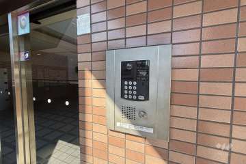 エントランスはオートロック付きです。