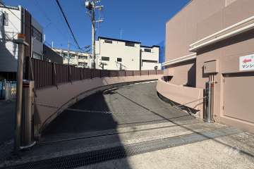 駐車場の出入口(ロボットゲート付き)