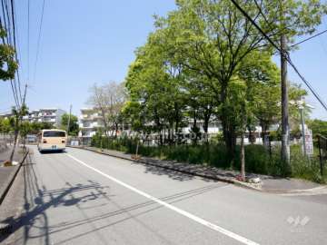 敷地北側は二車線のバス通りです。