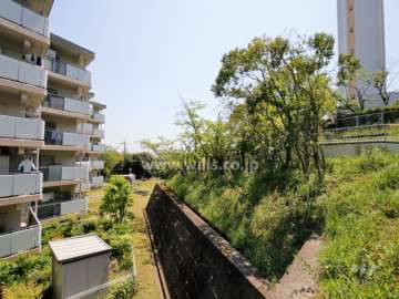陽和台第3住宅16号棟の敷地南側の様子