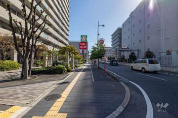 敷地西側の前面道路