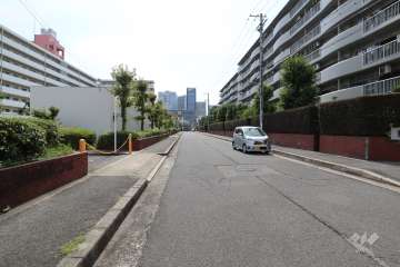 敷地南側の前面道路（東側から）