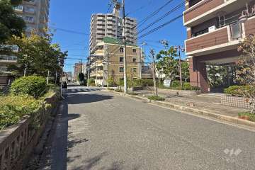 敷地南側の前面道路（東側から）