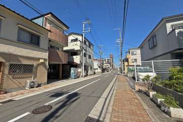 敷地西側の前面道路（南側から）