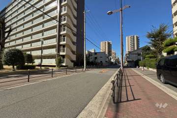 敷地南側の前面道路（東側から）