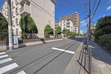 敷地東側の前面道路（南側から）