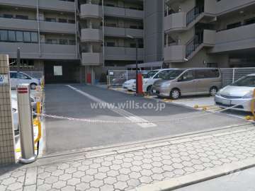 敷地内駐車場（屋外機械式）出入り口はロボットゲート付きです。