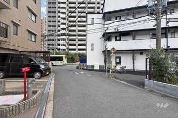 敷地西側の前面道路（北側から）