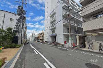 敷地南側の前面道路（東側から）