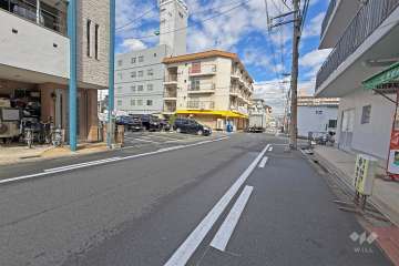 敷地西側の前面道路（南側から）