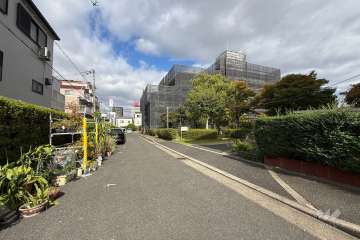 敷地西側の前面道路（南側から）