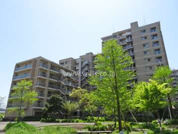 ジオ彩都みなみ坂2番館の外観（南西側から）