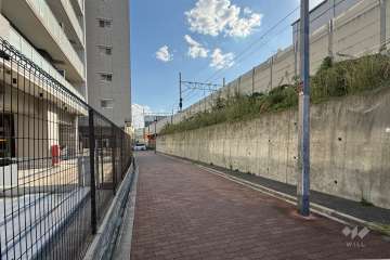 敷地西側の前面道路（北側から）