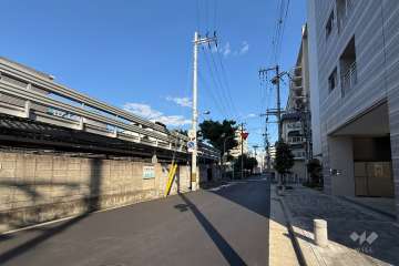 敷地北側の前面道路（西側から）