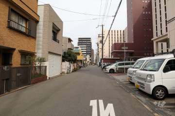 敷地北側の前面道路（西側から）