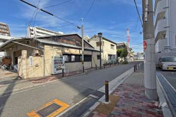 敷地北側の前面道路（西側から）