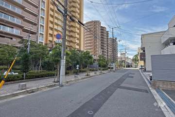敷地南側の前面道路（東側から）